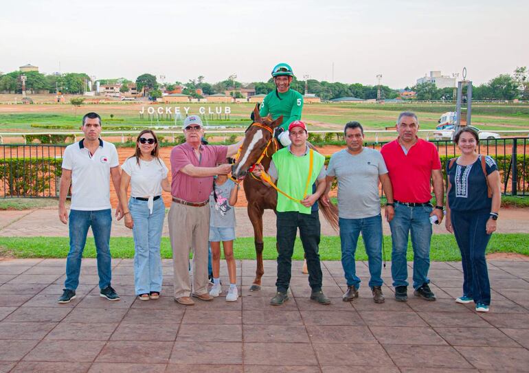 Amiguita con la gente de Don Honorio y el doblete de Coronel.