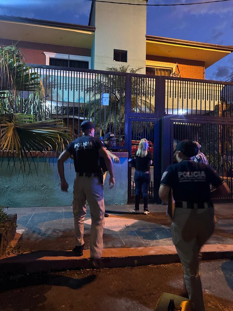 La fiscala Ruth Benítez y policías del Departamento de Cybercrimen y Delitos Informáticos intervinieron dos casas y un estudio jurídico.