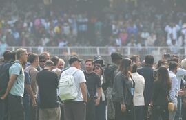 La visita del argentino Lionel Messi (c) al estadio de Calcuta, en la India, concluyó con distrubios de los miles de aficionados que se sintieron estafados por la brevedad de la presencia del astro argentino.