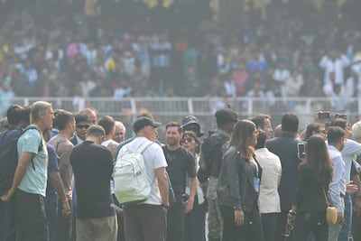 La visita del argentino Lionel Messi (c) al estadio de Calcuta, en la India, concluyó con distrubios de los miles de aficionados que se sintieron estafados por la brevedad de la presencia del astro argentino.
