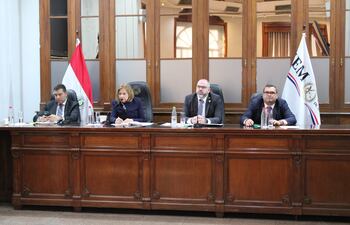 Mienbros del JEM, de izquierda a derecha: el diputado Diego Cándia, la vicepresidenta 1° Alicia Pucheta, el consejero enrique Berni y el senador Derlis Maidana.