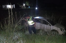El automóvil hurtado y recuperado tras involucrarse en un accidente de tránsito quedó abandonado al costado de la ruta