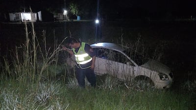 El automóvil hurtado y recuperado tras involucrarse en un accidente de tránsito quedó abandonado al costado de la ruta
