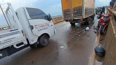 Accidente fatal: Mujer motociclista muere y sus dos hijos permanecen internados en el HRE.