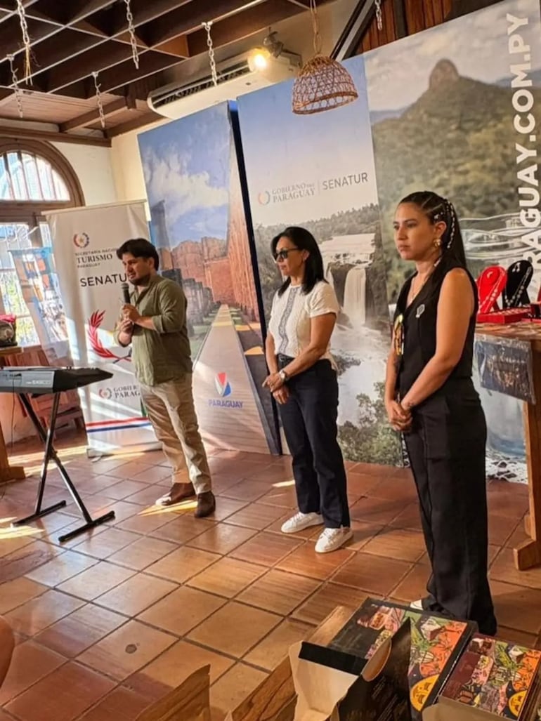 Los profesores Mirtha Noemí Talavera, Chabely Fretes Acosta y Cristhian Zaracho Ramírez transmiten su entusiasmo en cada clase, inspirando a los participantes a aprender y disfrutar de la música.