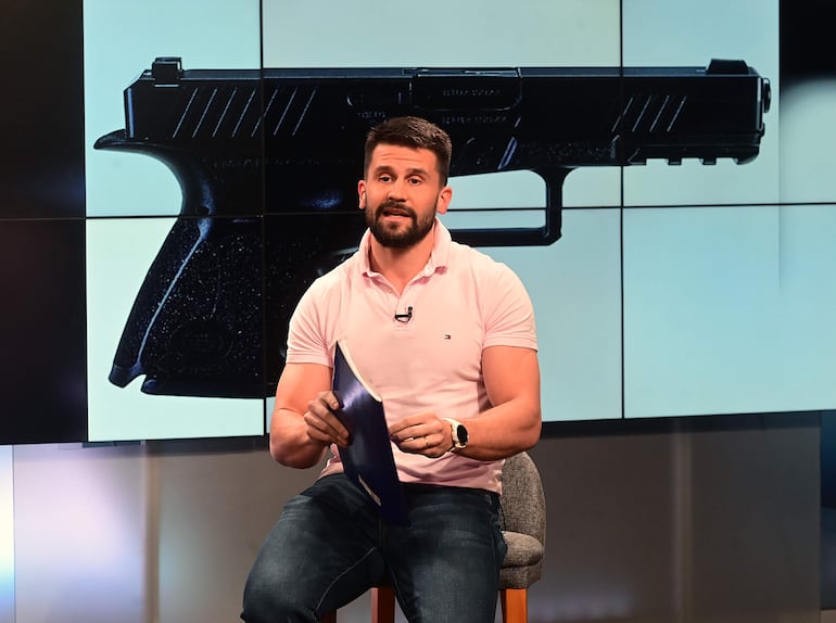 Diego Kemper, de Camping 44. Atrás, la foto de la pistola Emtan Ramón, similar a la incautada en Brasil. 