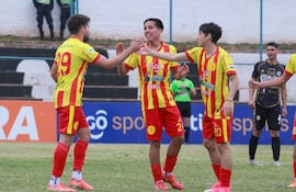 Hugo López recibe las felicitaciones de Rodrigo Cardozo y Gustavo Verón, tras anotar el tanto que representó el empate parcial en la ciudad del "cántaro y la miel". (Foto: @CopaParaguayAPF)