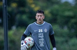 El portero de Olimpia, Carlos Sebastián Lentinelly Villavicencio (28 años), quien aún no logra sumar minutos por el gran presente de Gastón Olveira, el guardameta titular.