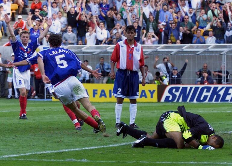 Laurent Blanc sale a festejar el gol de oro que le dio el triunfo a Francia, que posteriormente terminaría siendo la campeona.