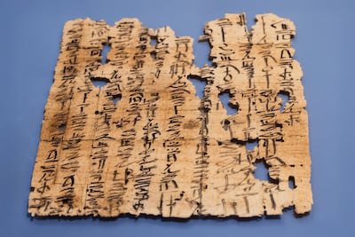 Antiguo fragmento de papiro que muestra una escritura jeroglífica en el Gran Museo Egipcio en El Cairo.