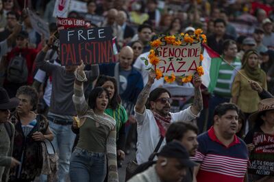 Miles de personas marchan en el monumento al Ángel de la Independencia al Zócalo, en Ciudad de México.