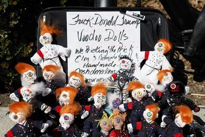 Muñecos vudú de Donald Trump se ponen a la venta mientras la gente se reúne para una marcha y manifestación para conmemorar el Día Internacional de la Mujer en Los Ángeles, California.