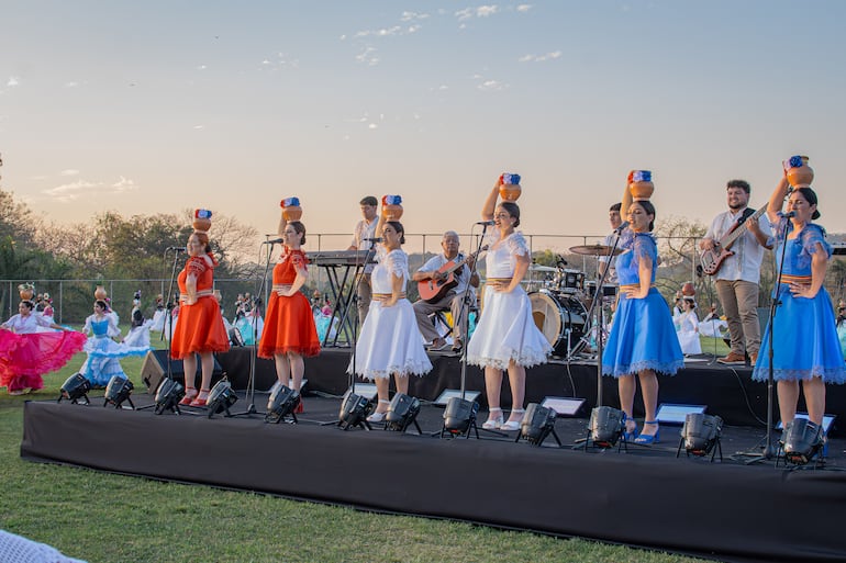 Las Paraguayas honran el folclore paraguayo con una puesta en escena cargada de tradición.