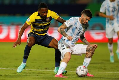 Rodrigo De Paul (d), futbolista de Argentina, disputa el balón con Pervis Estupiñán, jugador de Ecuador, durante un partido por los cuartos de final de la Copa América 2021, en el estadio Olímpico Pedro Ludovico Teixeira, en Goiania, Brasil.