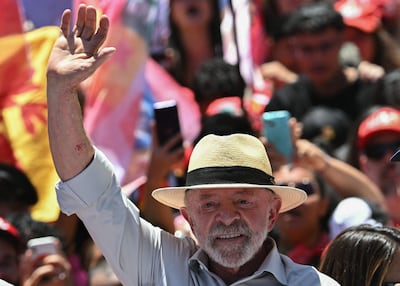 El presidente de Brasil y candidato presidencial Luiz Inácio Lula da Silva, del Partido de los Trabajadores (PT), saluda durante una caravana de campaña en Ceilândia, Distrito Federal (Brasil).