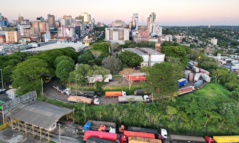 Panorámica de la imponente Ciudad del Este desde la zona primaria del Puente de la Amistad. El municipio se consolida como potencia regional.