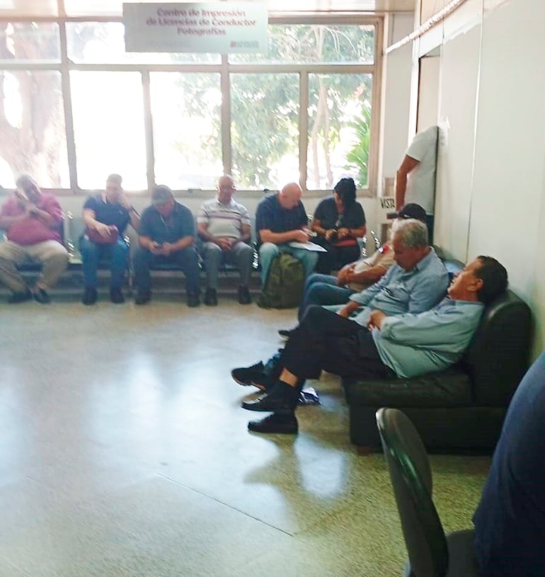 Desde la Dirección de Tránsito confirmaron que los documentos serán impresos recién mañana, martes.