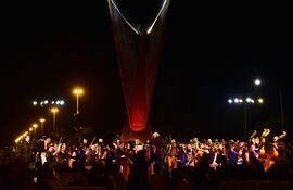 El monumento al arpa paraguaya, creación de Juan Pablo Pistilli, fue inaugurado oficialmente con un acto musical.