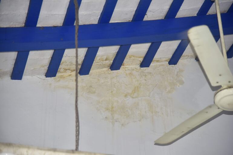 Los rastros del agua que deja humedad en las paredes del segundo grado en la escuela República Argentina, que se inunda cada vez que llueve torrencial.