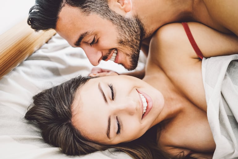 Concepto de pareja satisfecha en la cama.