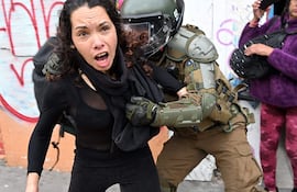 Un manifestante se enfrenta a la policía durante una marcha contra el discurso sobre el Estado de la Nación del presidente José Antonio Kast en Valparaíso, Chile