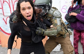 Un manifestante se enfrenta a la policía durante una marcha contra el discurso sobre el Estado de la Nación del presidente José Antonio Kast en Valparaíso, Chile