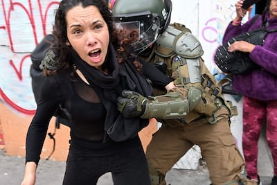 Un manifestante se enfrenta a la policía durante una marcha contra el discurso sobre el Estado de la Nación del presidente José Antonio Kast en Valparaíso, Chile