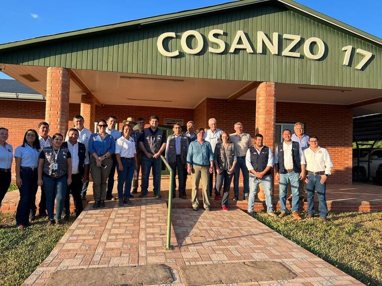 Los auditores del CFIA de Canadá reunido con los representantes de la Cosanzo 17, en diciembre del 2022.