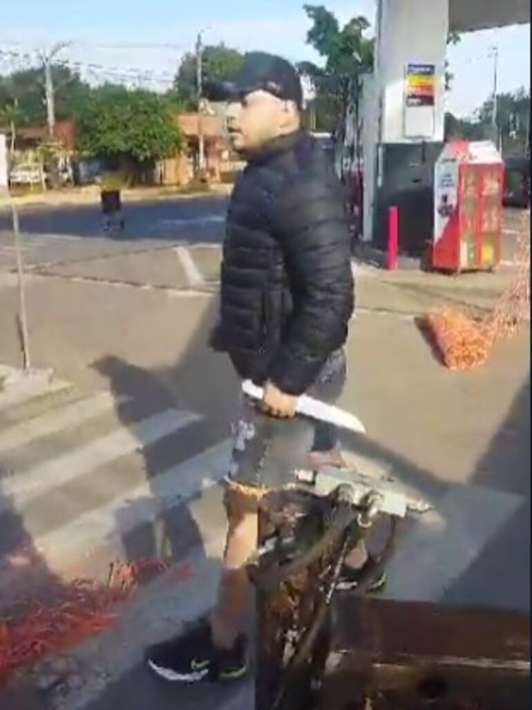 Isaac Nahuel Romero Benítez con un cuchillo en mano.