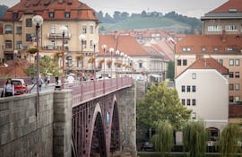 Entrada al centro de la ciudad de Maribor. Stari Most, el antiguo puente de Maribor, sobre drava. Eslovenia.