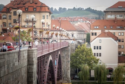 Entrada al centro de la ciudad de Maribor. Stari Most, el antiguo puente de Maribor, sobre drava. Eslovenia.
