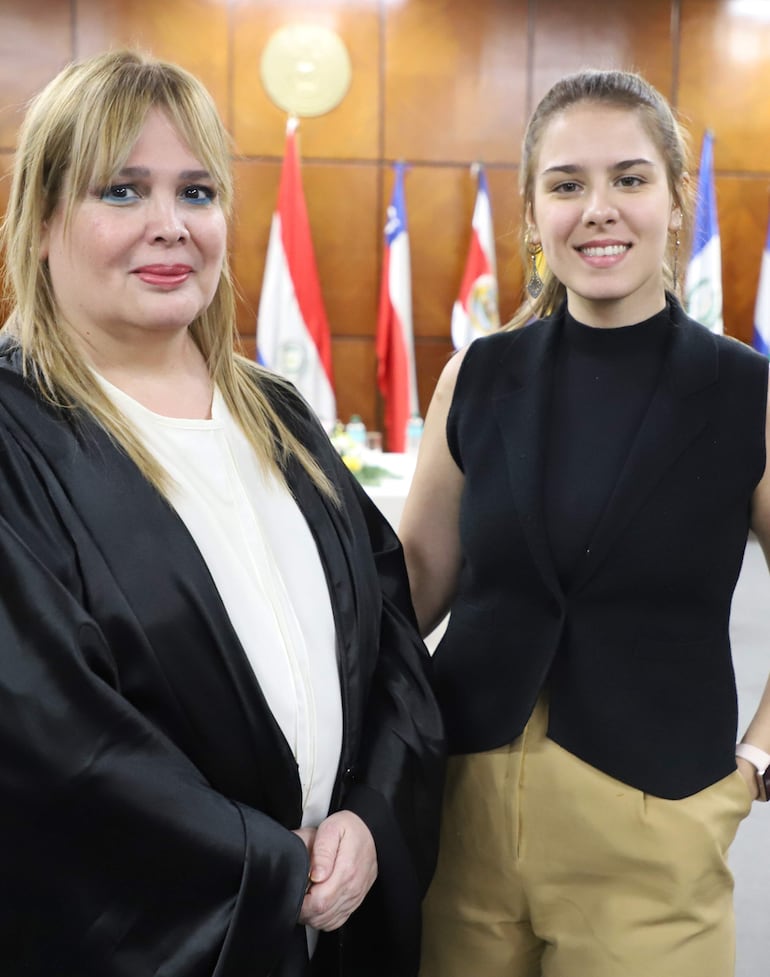 Dra. María Gloria Báez y Florencia Smith.