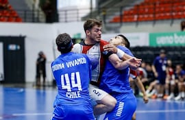 Luis Fiore intenta sortear la defensa chilena.