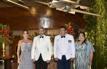La Primera Dama de la Nación, Silvana López Moreira, el Presidente de la República Mario Abdo Benítez, el comandante de la Fuerza Aérea Paraguaya Gral. Arturo González y Marta Cabrera de González.