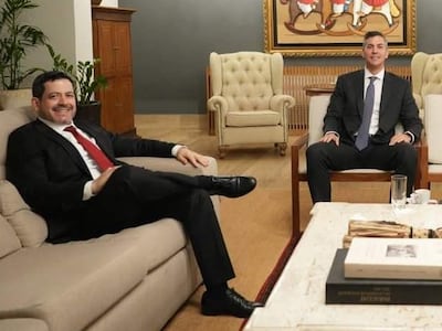 Latorre sonríe con corbata roja, Peña en traje oscuro y Meza en chaqueta negra, todos en un ambiente elegante.