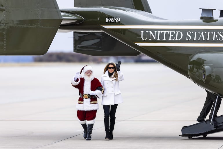 Acá podemos aprenciar el "total look" de Melania Trump. (EFE/EPA/JIM LO SCALZO)