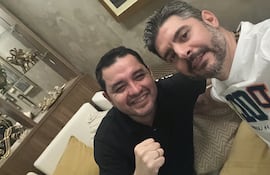 Luis Bello (ANR-HC), ahora intendente de Asuncion, junto a uno de los que lo llevó al cargo, el exintendente Oscar "Nenecho" Rodriguez (ANR-HC). La foto fue publicada por el propio Rodríguez el "miercoles de traición", en un posteo contra Bello y Latorre.