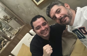 Luis Bello (ANR-HC), ahora intendente de Asuncion, junto a uno de los que lo llevó al cargo, el exintendente Oscar "Nenecho" Rodriguez (ANR-HC). La foto fue publicada por el propio Rodríguez el "miercoles de traición", en un posteo contra Bello y Latorre.