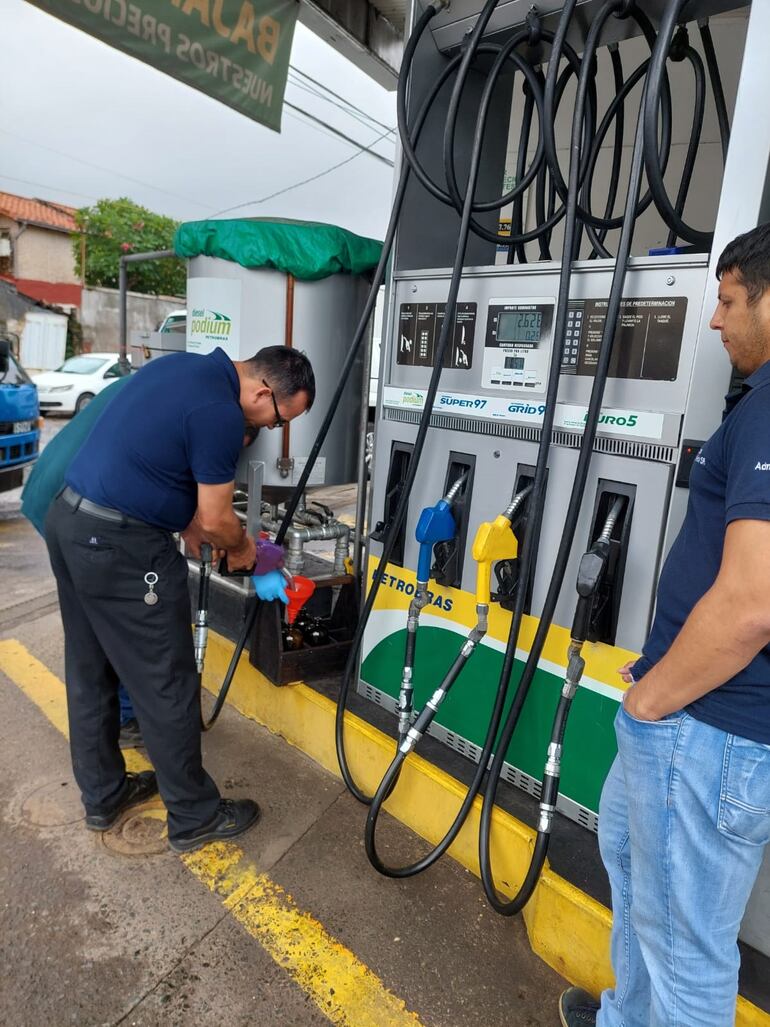 Técnicos del MIC y del INTN acudieron a la gasolinera a verificar los combustibles y documentos del movimiento del stock del mismo.