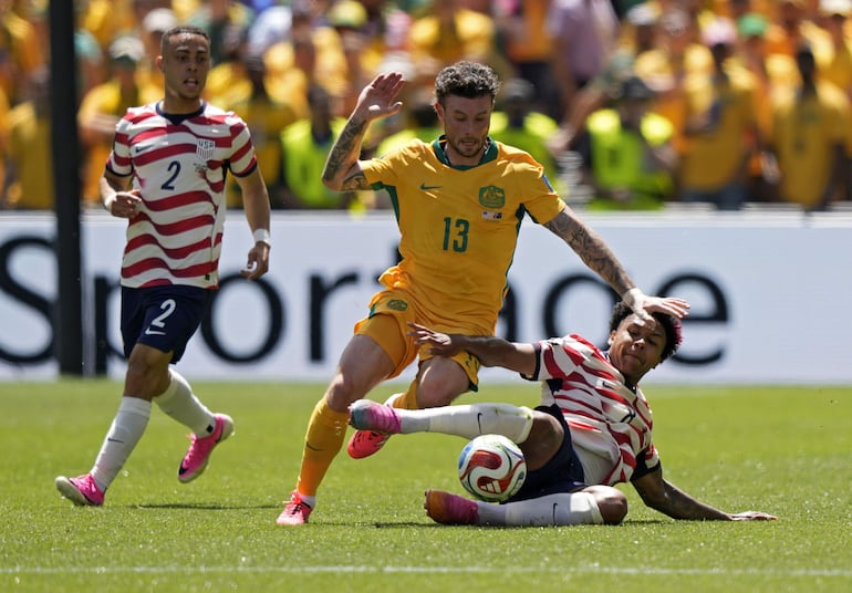 Aiden O'Neill of Australia intenta superar la barrida de Weston McKennie.