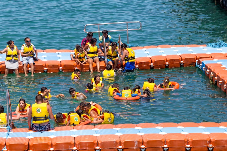 Turistas listos para ver tortugas en El Ñuro (Piura), Perú.