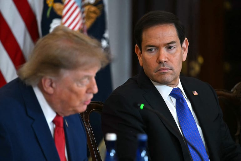 El secretario de Estado de EE.UU., Marco Rubio (d) junto al presidente estadounidense, Donald Trump.