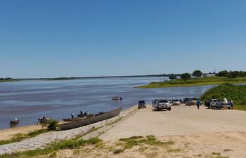 Muchos pescadores comerciales y deportivos se lanzaron en la fecha al río Paraguay desde la costa de Pilar para disfrutar los últimos minutos de pesca antes de la veda.