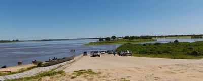Muchos pescadores comerciales y deportivos se lanzaron en la fecha al río Paraguay desde la costa de Pilar para disfrutar los últimos minutos de pesca antes de la veda.