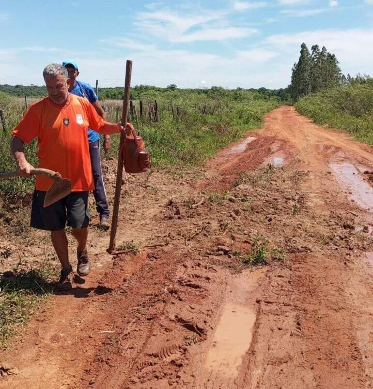 En la compañía Franco Isla Huguá, los lugareños se ingenian para mantener transitable el camino rural.