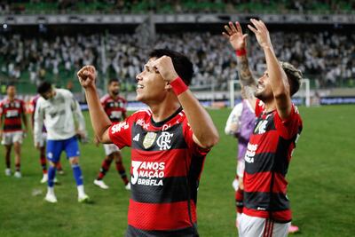 Los jugadores de Flamengo celebran el triunfo sobre Atlético Mineiro por la Serie A de Brasil en el estadio Independencia de Belo Horizonte, Brasil.