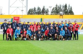 Plantel completo de la selección paraguaya femenina que comienza hoy su sueño en la Copa América en Ecuador.