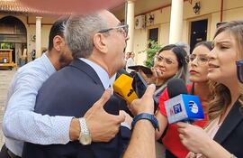 Fiona Aquino, periodista de ABCTV, se ratificó esta mañana en la denuncia contra el diputado Yamil Esgaib.