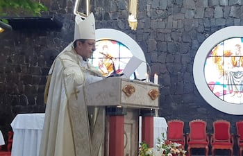 Monseñor Pedro Collar, obispo de Ciudad del Este, durante el rezo del Ángelus.