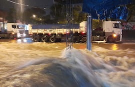 La zona del fallido metrobús se inunda con cada lluvia, según los frentistas.